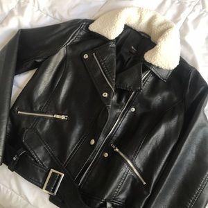Leather jacket w/ fur collar!